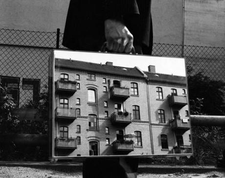 PHOTOGRAPHY : THE MIRROR SUITCASE MAN the-mirror-suitcase-man-01-600x476