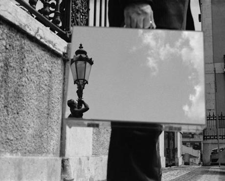 PHOTOGRAPHY : THE MIRROR SUITCASE MAN the-mirror-suitcase-man-02