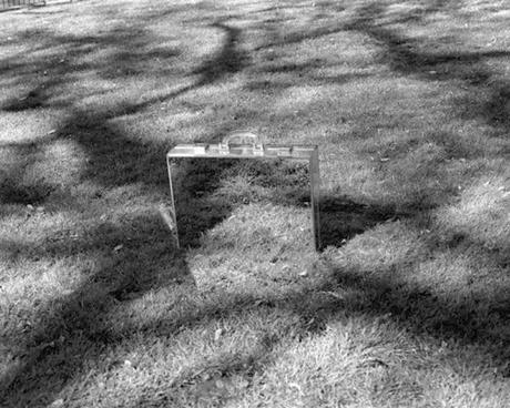 PHOTOGRAPHY : THE MIRROR SUITCASE MAN the-mirror-suitcase-man-12