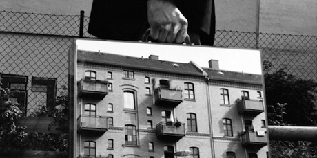 PHOTOGRAPHY : THE MIRROR SUITCASE MAN PHOTOGRAPHY : THE MIRROR SUITCASE MAN