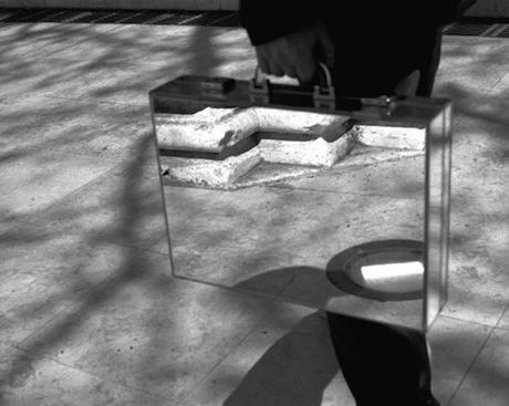 PHOTOGRAPHY : THE MIRROR SUITCASE MAN the-mirror-suitcase-man-07