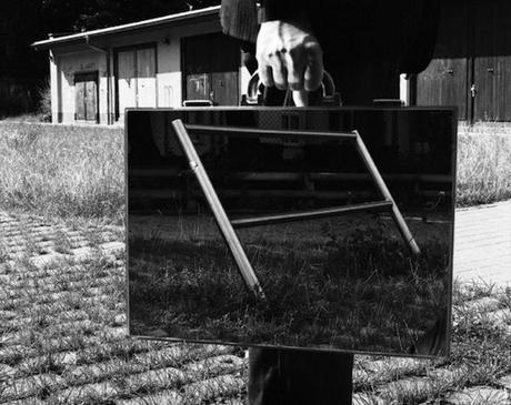 PHOTOGRAPHY : THE MIRROR SUITCASE MAN the-mirror-suitcase-man-03