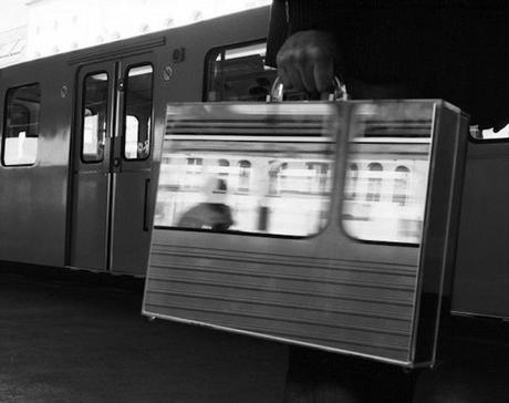 PHOTOGRAPHY : THE MIRROR SUITCASE MAN the-mirror-suitcase-man-08