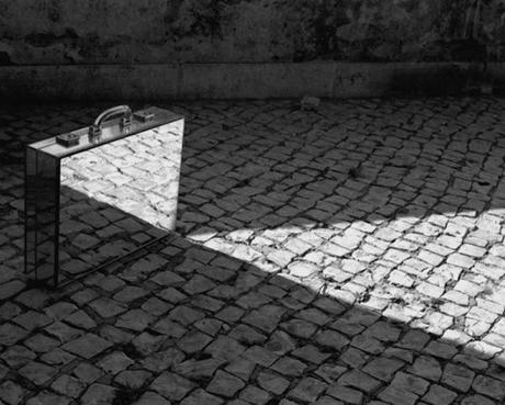 PHOTOGRAPHY : THE MIRROR SUITCASE MAN the-mirror-suitcase-man-11