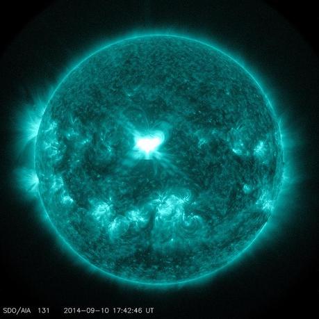 Tempête solaire et des chances d’observer des aurores boréales A Significant Flare Surges Off the Sun