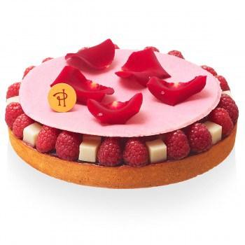 Gourmandise : La tarte Ispahan de Pierre Hermé Pâte sablée, crème d’amandes à la rose et au letchi, framboises, gelée de letchis, macaron à la rose.