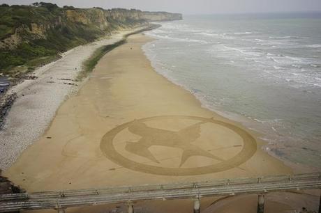 Hunger Games 3: des logos géants sur les plages de Normandie Omaha-Beach-Geai-Moqueur