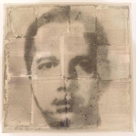  Narcisos (en proceso) [Narcisses (en cours)], 1995–2011 Oscar Muñoz Poussière de charbon et papier sur eau, plexiglas, 6 éléments, 10 x 50 x 50 cm chaque, dimensions de l’ensemble : 10 x 70 x 400 cm. Courtesy de l’artiste