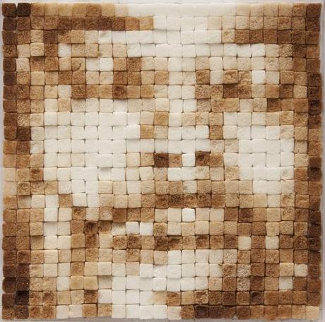 Pixeles [Pixels], 1999–2000 Oscar Muñoz Tâches de café sur morceaux de sucre, plexiglass, panneau 35 x 35 x 3 cm. Courtesy de l’artiste et Sicardi Gallery, Houston