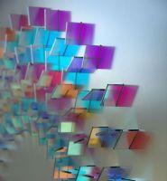 Installations géométriques dichroïque par Chris Wood