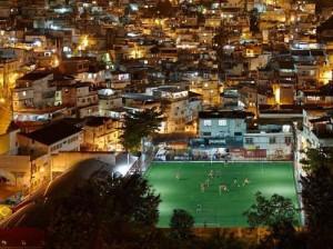 A Rio, un terrain de football utilise l'énergie cinétique déployée par les joueurs sur la pelouse pour alimenter une partie de l'éclairage.