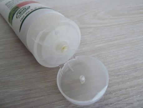 Mon soin préféré pour garder des pieds en forme : la crème pour les pieds extra douce - MELVITA Mon soin préféré pour garder des pieds en forme : la crème pour les pieds extra douce - MELVITA