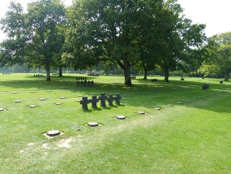 Les Allemands aussi ... dorment à La Cambe P1140722