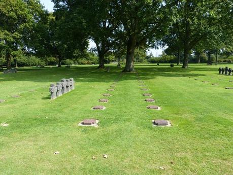 Les Allemands aussi ... dorment à La Cambe P1140727