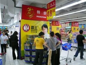 jackie chan advertises at carrefour supermarket beijing chinajpg 300x225 Points de vente : la PLV dope le chiffre daffaires des magasins
