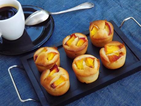 Financiers aux pêches Financiers aux pêches