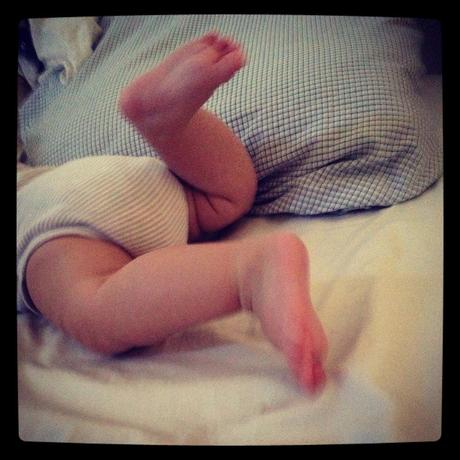 2 ptits pieds qui gigotent dans mon lit ! (23 juin) <script type=