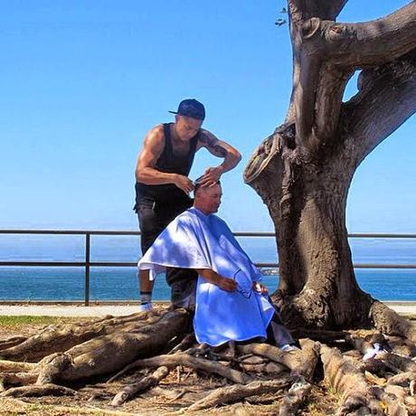 Chaque dimanche, Mark Bustos offre des coupes de cheveux aux sans-abris de New-York - Humain