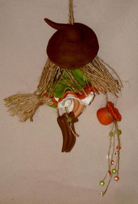 Sorcière à suspendre en porcelaine froide Sorcière à suspendre en porcelaine froide