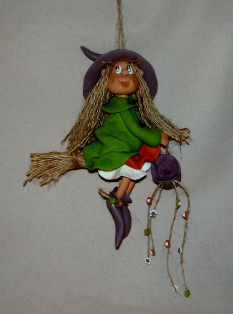 Sorcière à suspendre en porcelaine froide Sorcière à suspendre en porcelaine froide