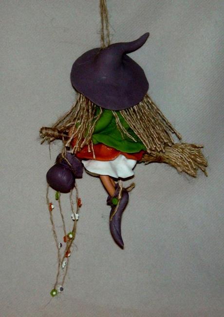 Sorcière à suspendre en porcelaine froide Sorcière à suspendre en porcelaine froide