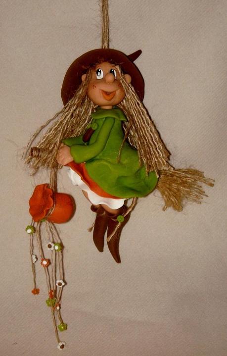 Sorcière à suspendre en porcelaine froide Sorcière à suspendre en porcelaine froide