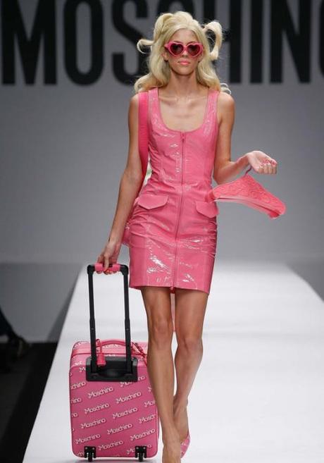 Chez Moschino, Jeremy Scott nous transforme en Barbie Moschino X Barbie - Collection spring summer 2014-2015 (5)- Charonbelli's blog mode