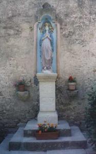 Le pilier inversé de la Vierge. Le pilier inversé de la Vierge.