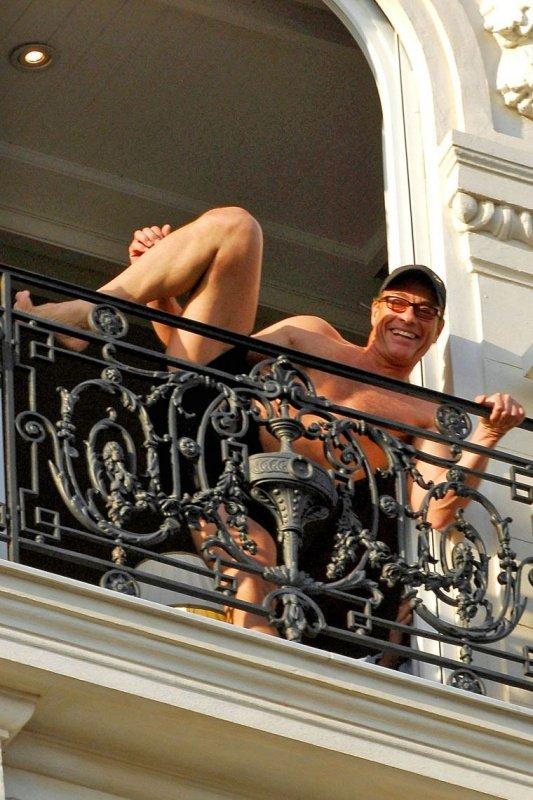 Jean-Claude Van Damme torse nu sur son balcon