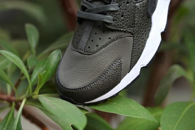 Nike WMNS Air Huarache Cargo Kaki/White Nike-Air-Huarache-Khaki-look