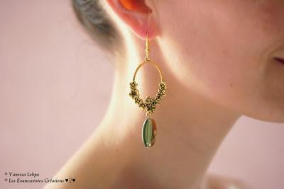 paire de boucles d'oreille estampe or vieilli perle howlite turquoise Vanessa Lekpa : boucles d'oreille style ancien vintage avec estampe chandellier doré et perle de verre verte émeraude , bijoux pas cher et boucles d'oreille de jeunes créateur