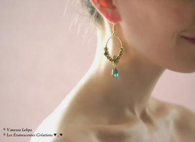 paire de boucles d'oreille estampe or vieilli perle de cristal verte Vanessa Lekpa : bijoux et boucles d'oreille pas cher réalisé par la créatrice Vanessa Lekpa , style vintage , egyptien , romantique , avec estampe antique or vieille bronze et petites fleurs sculptées . Bijoux pas cher