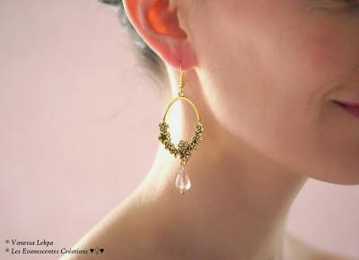paire de boucles d'oreille estampe or vieilli perle de cristal rose clair Vanessa Lekpa : boucles d'oreille pas cher , style égyptien, vintage , classique avec estampe dorée petites fleurs sculptées et perle de cristal poire