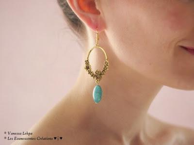 paire de boucles d'oreille estampe or vieilli perle howlite turquoise vanessa lekpa bijoux boucles d'oreille esprit bohème ethnique wild jewelry avec estampe vintage or ancien et petites fleurs