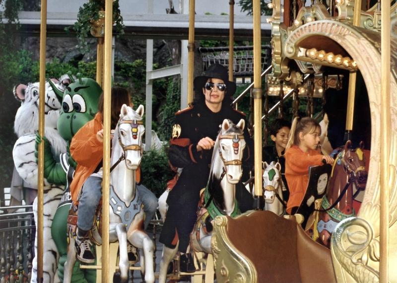 michael-jackson-riding-carousel