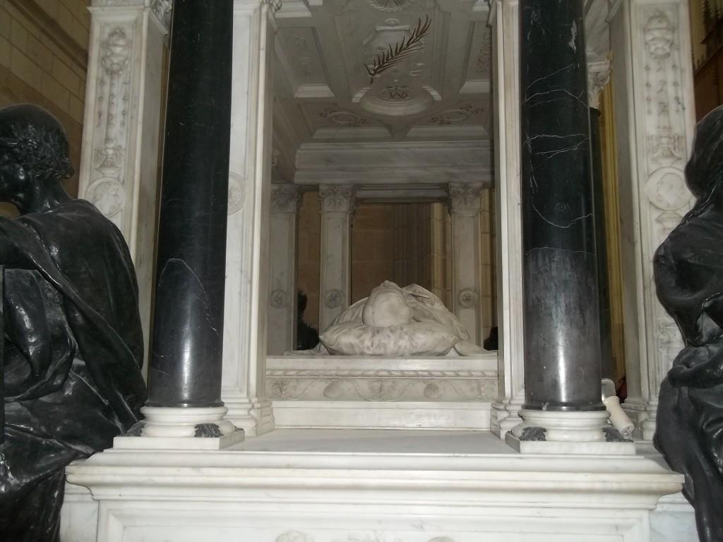 Le gisant d'un chef de guerre dans la cathédrale, avec les portraits de ses filles en médaillon : une preuve d'amour paternel qui rendra jalouse Ségolène Royal, elle dont le père général disait avoir 