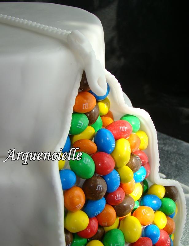 Gâteau M&M's pour la Kermesse d'école, wedding cake Gâteau m&m's détail fermeture éclair