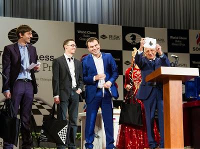 Hier soir, la cérémonie d'ouverture du Grand Prix d'échecs de Bakou a donné lieu au tirage au sort des numéros d'appariement. Sur scène, Grischuk, Caruana et Mamedyarov Photo © Chess-News.