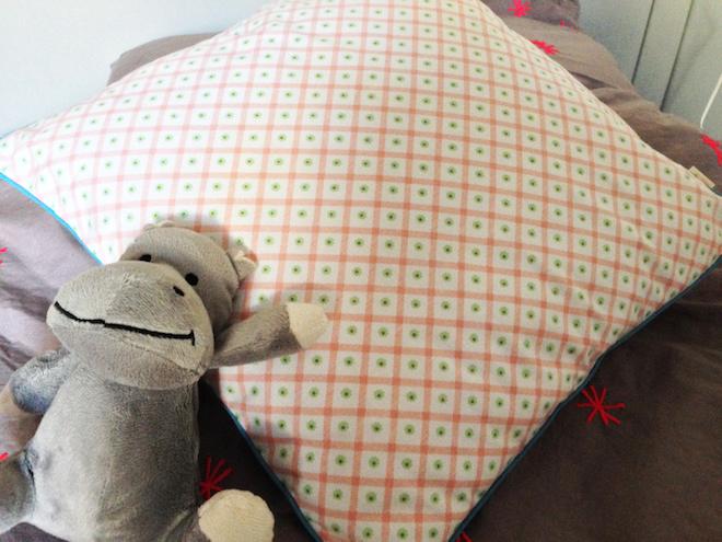 Décoration de chambre d’enfant avec decoBB Coussin-DecoBB-pommes-Djeco