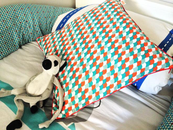Décoration de chambre d’enfant avec decoBB Coussin-DecoBB-ecailles-Djeco 3
