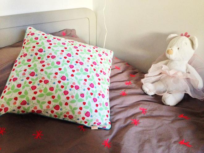 Décoration de chambre d’enfant avec decoBB Coussin-DecoBB-pommes-Djeco 3