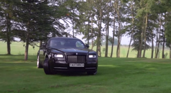 La Rolls-Royce Wraith s’y donne à coeur joie dans un jardin anglais