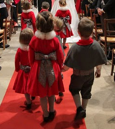 tenues d'enfants d'honneur rouges en fourrure et grises tenues d'enfants d'honneur rouges en fourrure et grises