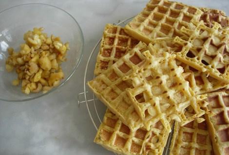 Gaufres (sans gluten, sans lait de vache). Et … chataîgnes caramélisées ! gaufre-légère