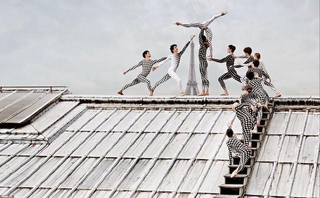 JR expose les danseurs sur les toits de l'Opéra Garnier