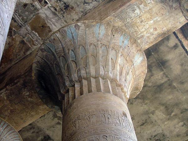 Chapiteau-lotiforme---Temple-d-Horus--a-Edfou.jpg