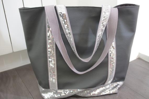 J’aime tout ce qui brille!!!! Sac à paillettes en simili cuir gris anthracite et sequins gris clair