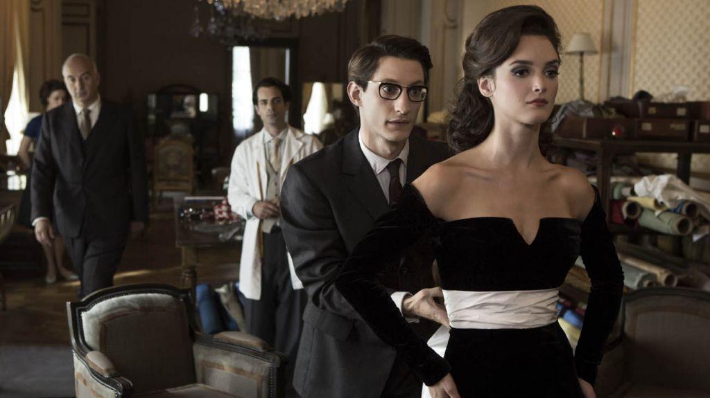 Scène du film Saint Laurent essayer un vêtement