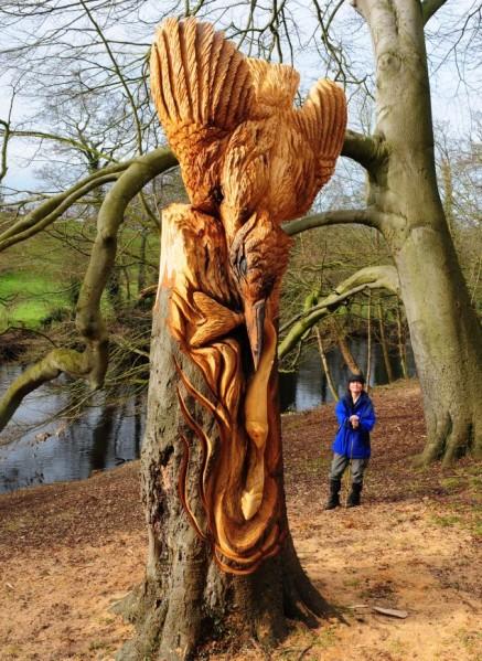 Tommy Craggs, sculpteur de troncs d'arbres