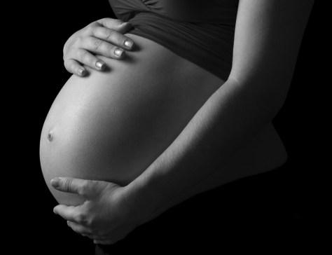 FRANCE: GPA, ces 3 lettres électrisent notre société! pregnant-black-and-white
